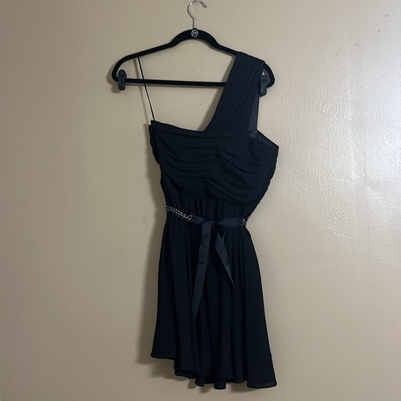Express Black Chiffon Flowy Party Pleated Dress with Chain Belt Sz 6 - Picture 2 of 5